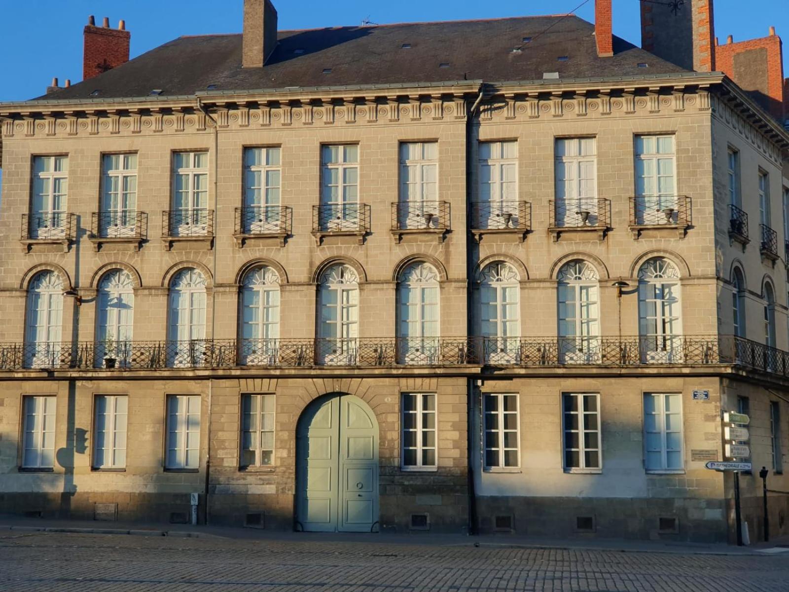 Le 1825, Une Suite Luxueuse Au Coeur De La Ville Nantes Exterior foto